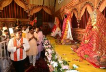देवी पंडाल बने जनसमस्या निवारण के केंद्र, उप मुख्यमंत्री विजय शर्मा ने मां दुर्गा के चरणों में बैठकर सुनीं ग्रामीणों की समस्याएं…..