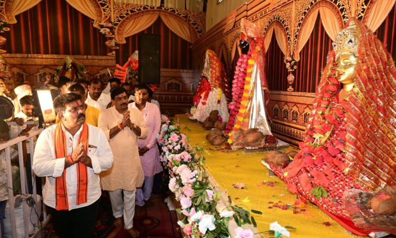 देवी पंडाल बने जनसमस्या निवारण के केंद्र, उप मुख्यमंत्री विजय शर्मा ने मां दुर्गा के चरणों में बैठकर सुनीं ग्रामीणों की समस्याएं….. देवी पंडाल बने जनसमस्या निवारण के केंद्र, उप मुख्यमंत्री विजय शर्मा ने मां दुर्गा के चरणों में बैठकर सुनीं ग्रामीणों की समस्याएं…..