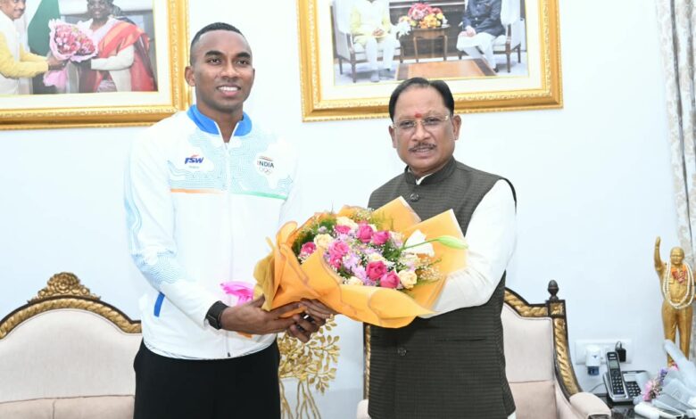 मुख्यमंत्री विष्णु देव साय से एशियन गेम्स के कांस्य पदक विजेता एथलीट अनिमेष कुजूर ने की सौजन्य मुलाकात…..