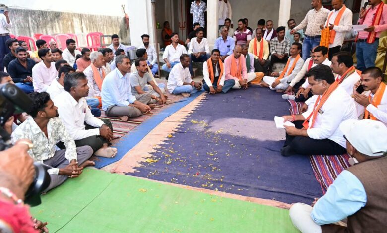 ’उपमुख्यमंत्री विजय शर्मा ने ग्राम लोहझरी में ग्रामीणों के बीच बैठकर किया सीधा संवाद’….. ’उपमुख्यमंत्री विजय शर्मा ने ग्राम लोहझरी में ग्रामीणों के बीच बैठकर किया सीधा संवाद’…..