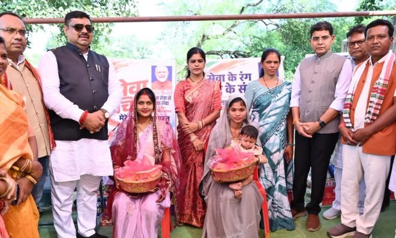 सुपोषण और आत्मीयता से महका सारंगढ़, ‘आंगन मिलन‘ समारोह में पहुंचे मंत्री टंक राम वर्मा और गजेंद्र यादव गर्भवती माताओं की गोदभराई कर बांटे पोषण किट…. सुपोषण और आत्मीयता से महका सारंगढ़, ‘आंगन मिलन‘ समारोह में पहुंचे मंत्री टंक राम वर्मा और गजेंद्र यादव गर्भवती माताओं की गोदभराई कर बांटे पोषण किट….