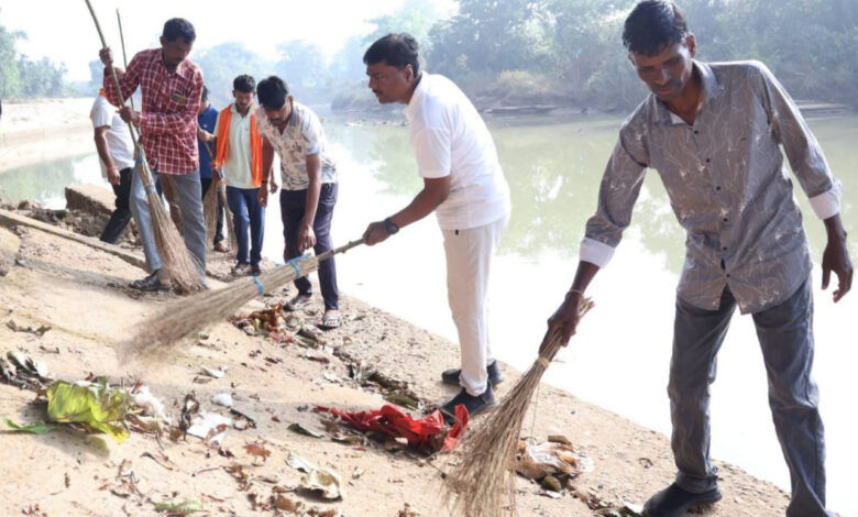 रामपुर आश्रम में जनभागीदारी से चला सेवा संकल्प के साथ स्वच्छता अभियान, वन मंत्री केदार कश्यप ने लोगों के साथ किया श्रमदान, मारकंडी नदी घाट और प्राकृतिक जल कुंड की सफाई….