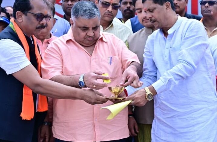 विकसित भारत के संकल्प से जगमगाया जशपुर, पर्यटन मंत्री  राजेश अग्रवाल के नेतृत्व में निकली ‘सेवा ज्योति यात्रा’