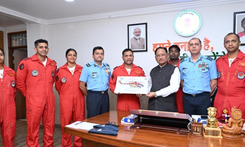 मुख्यमंत्री विष्णु देव साय से भारतीय वायु सेना की सारंग हेलीकॉप्टर डिस्प्ले टीम ने की सौजन्य मुलाकात….. मुख्यमंत्री विष्णु देव साय से भारतीय वायु सेना की सारंग हेलीकॉप्टर डिस्प्ले टीम ने की सौजन्य मुलाकात…..