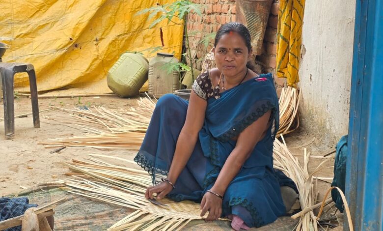 मुख्यमंत्री विष्णु देव साय के नेतृत्व में बिहान योजना से आत्मनिर्भर बन रहीं ग्रामीण महिलाएं, बांस शिल्प से गुड्डी ने संवारी परिवार की आर्थिक स्थिति….. मुख्यमंत्री विष्णु देव साय के नेतृत्व में बिहान योजना से आत्मनिर्भर बन रहीं ग्रामीण महिलाएं, बांस शिल्प से गुड्डी ने संवारी परिवार की आर्थिक स्थिति…..