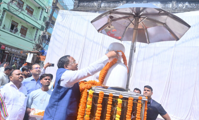 गांधी जयंती पर प्रभारी मंत्री रामविचार नेताम ने मनेंद्रगढ़ में महात्मा गांधी और लाल बहादुर शास्त्री को किया नमन……