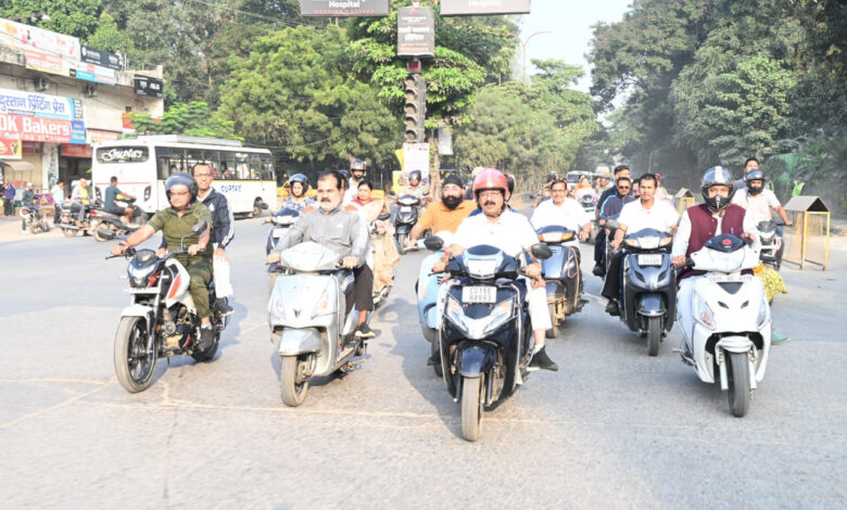 उप मुख्यमंत्री अरुण साव निकले स्कूटी पर, शहर भ्रमण कर सफाई और निर्माण कार्यों का किया निरीक्षण…..