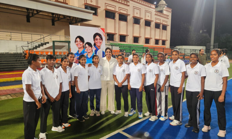 अंतरराष्ट्रीय क्रिकेटर हरलीन देओल ने हॉकी अकादमी के खिलाडि़यों से की मुलाकात, दिया मेहनत और आत्मविश्वास का मंत्र….