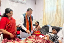 निजी कार्यक्रम छोड़ केल्हारी बस दुर्घटना के घायलों से मिलने पहुंचे स्वास्थ्य मंत्री श्याम बिहारी जायसवाल….