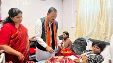 निजी कार्यक्रम छोड़ केल्हारी बस दुर्घटना के घायलों से मिलने पहुंचे स्वास्थ्य मंत्री श्याम बिहारी जायसवाल….