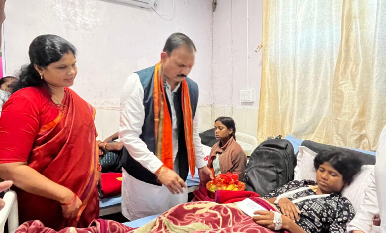 निजी कार्यक्रम छोड़ केल्हारी बस दुर्घटना के घायलों से मिलने पहुंचे स्वास्थ्य मंत्री श्याम बिहारी जायसवाल…. निजी कार्यक्रम छोड़ केल्हारी बस दुर्घटना के घायलों से मिलने पहुंचे स्वास्थ्य मंत्री श्याम बिहारी जायसवाल….