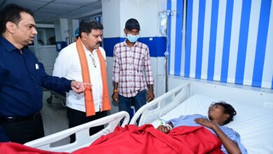 उप मुख्यमंत्री विजय शर्मा ने अस्पताल पहुंचकर जाना सड़क हादसे में घायलों का हाल, मरकाटोला घाट सड़क हादसे के घायलों और परिजनों से की मुलाकात, बेहतर उपचार के दिए निर्देश…..