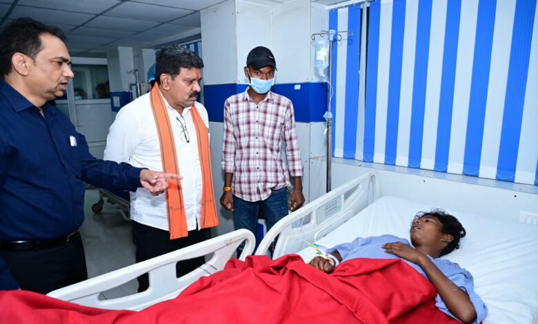 उप मुख्यमंत्री विजय शर्मा ने अस्पताल पहुंचकर जाना सड़क हादसे में घायलों का हाल, मरकाटोला घाट सड़क हादसे के घायलों और परिजनों से की मुलाकात, बेहतर उपचार के दिए निर्देश….. उप मुख्यमंत्री विजय शर्मा ने अस्पताल पहुंचकर जाना सड़क हादसे में घायलों का हाल, मरकाटोला घाट सड़क हादसे के घायलों और परिजनों से की मुलाकात, बेहतर उपचार के दिए निर्देश…..