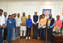 राज्यपाल रमेन डेका से प्रदेश के उत्कृष्ट खिलाड़ियों ने की सौजन्य भेंट….