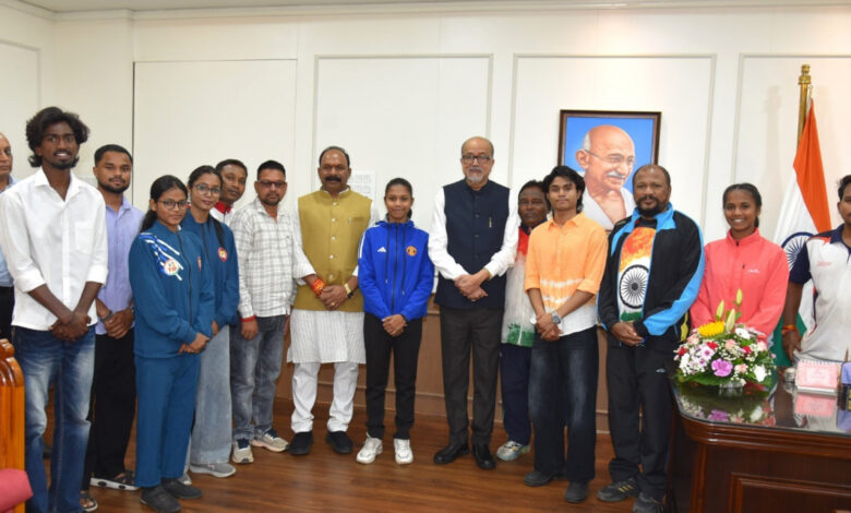 राज्यपाल रमेन डेका से प्रदेश के उत्कृष्ट खिलाड़ियों ने की सौजन्य भेंट…. राज्यपाल रमेन डेका से प्रदेश के उत्कृष्ट खिलाड़ियों ने की सौजन्य भेंट….