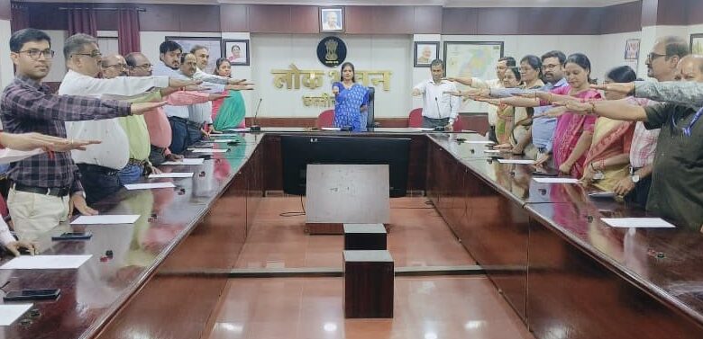 लोकभवन में सतर्कता जागरूकता सप्ताह का शुभारंभ, अधिकारियों और कर्मचारियों ने ली ईमानदारी और पारदर्शिता की शपथ….