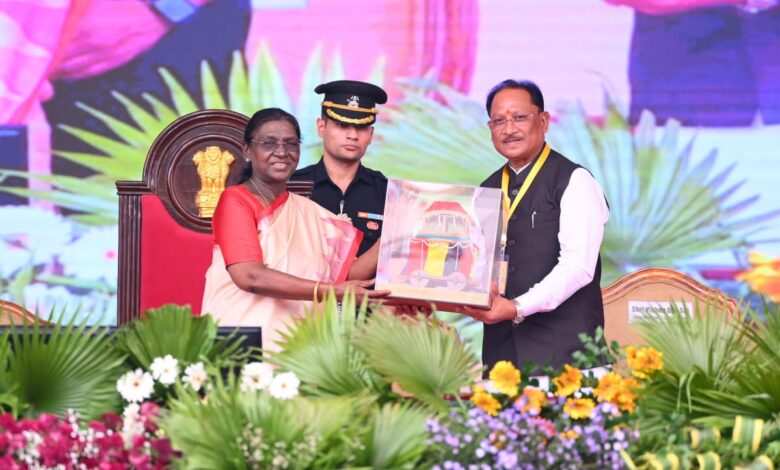 राष्ट्रपति द्रौपदी मुर्मु ने बस्तर दशहरा की अनूठी परंपराओं और जनजातीय संस्कृति की सराहना की….