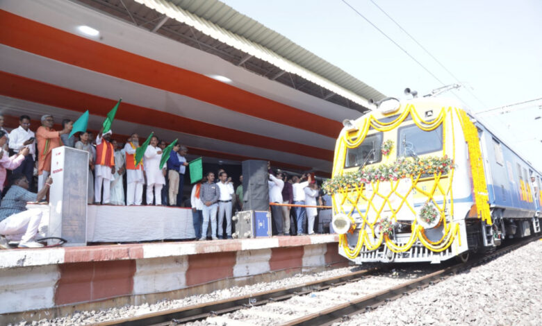 आजादी के बाद पहली बार रावघाट तक पहुंची रेल, बस्तर के विकास को मिली नई रफ्तार… आजादी के बाद पहली बार रावघाट तक पहुंची रेल, बस्तर के विकास को मिली नई रफ्तार…