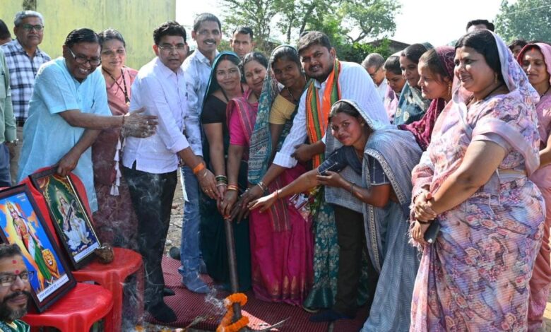 मुख्यमंत्री विष्णु देव साय के नेतृत्व में गांवों के विकास और बुनियादी सुविधाओं के विस्तार को मिल रही प्राथमिकता : राजस्व मंत्री वर्मा….. मुख्यमंत्री विष्णु देव साय के नेतृत्व में गांवों के विकास और बुनियादी सुविधाओं के विस्तार को मिल रही प्राथमिकता : राजस्व मंत्री वर्मा…..