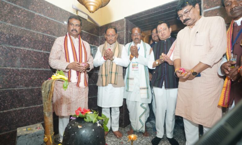 मुख्यमंत्री विष्णु देव साय ने रामचंडी मंदिर में पूजा-अर्चना कर प्रदेश की खुशहाली एवं सुख-समृद्धि की कामना की…. मुख्यमंत्री विष्णु देव साय ने रामचंडी मंदिर में पूजा-अर्चना कर प्रदेश की खुशहाली एवं सुख-समृद्धि की कामना की….