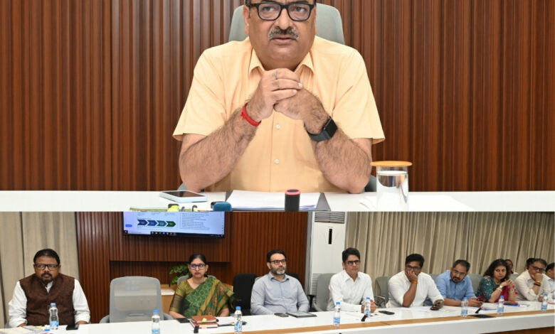 शासकीय योजनाओं के क्रियान्वयन और निर्माण कार्यों में तेजी लाई जाए : मुख्य सचिव विकासशील….