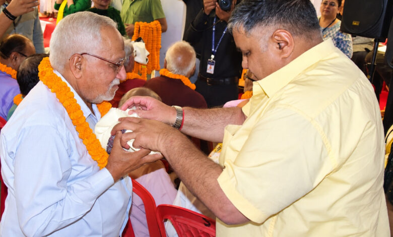 सेवा संकल्प अभियान : अंतर्राष्ट्रीय वृद्धजन दिवस पर सियानगुड़ी में बुजुर्गों का सम्मान, राजेश अग्रवाल ने शॉल-श्रीफल भेंट कर लिया आशीर्वाद…. सेवा संकल्प अभियान : अंतर्राष्ट्रीय वृद्धजन दिवस पर सियानगुड़ी में बुजुर्गों का सम्मान, राजेश अग्रवाल ने शॉल-श्रीफल भेंट कर लिया आशीर्वाद….