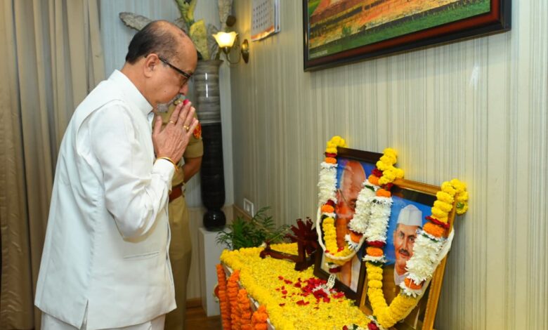 राज्यपाल रमेन डेका ने महात्मा गांधी एवं लाल बहादुर शास्त्री को श्रद्धा सुमन अर्पित किए…. राज्यपाल रमेन डेका ने महात्मा गांधी एवं लाल बहादुर शास्त्री को श्रद्धा सुमन अर्पित किए….