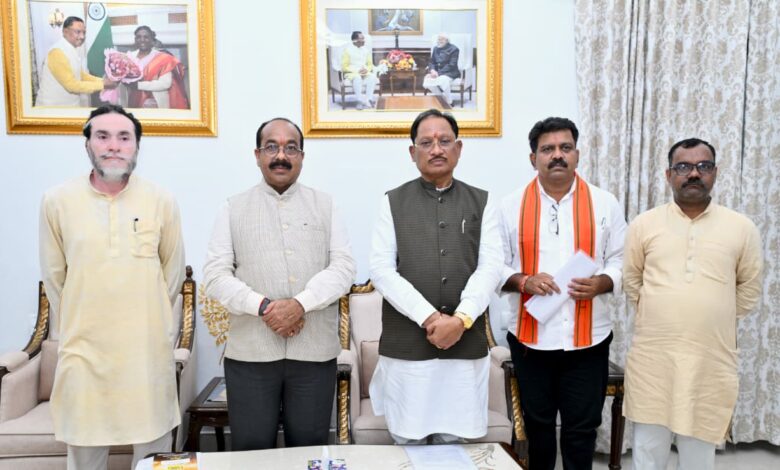 गन्ना किसानों के हित में बड़ा निर्णय: अब 425 रुपए प्रति क्विंटल की दर से होगी गन्ने की खरीदी, भारतीय किसान संघ के प्रतिनिधिमंडल से चर्चा के बाद मुख्यमंत्री विष्णु देव साय ने लिया महत्वपूर्ण निर्णय….. गन्ना किसानों के हित में बड़ा निर्णय: अब 425 रुपए प्रति क्विंटल की दर से होगी गन्ने की खरीदी, भारतीय किसान संघ के प्रतिनिधिमंडल से चर्चा के बाद मुख्यमंत्री विष्णु देव साय ने लिया महत्वपूर्ण निर्णय…..