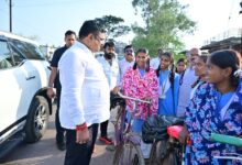 शिक्षा मंत्री गजेन्द्र यादव स्कूल से घर लौट रहे स्कूली बच्चों के बीच पहुंचकर सहज संवाद में जानी पढ़ाई और स्कूल की जरूरतें….