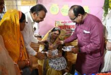 ‘बच्चों के अंदर अपना बचपना ढूंढता हूं…’ : जमीन पर बैठकर बच्चों संग खेले अरुण साव…. ‘बच्चों के अंदर अपना बचपना ढूंढता हूं…’ : जमीन पर बैठकर बच्चों संग खेले अरुण साव….