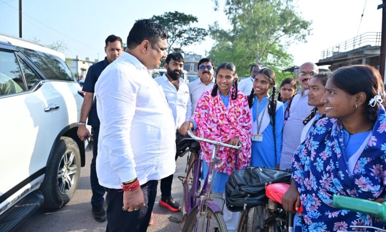 शिक्षा मंत्री गजेन्द्र यादव स्कूल से घर लौट रहे स्कूली बच्चों के बीच पहुंचकर सहज संवाद में जानी पढ़ाई और स्कूल की जरूरतें….