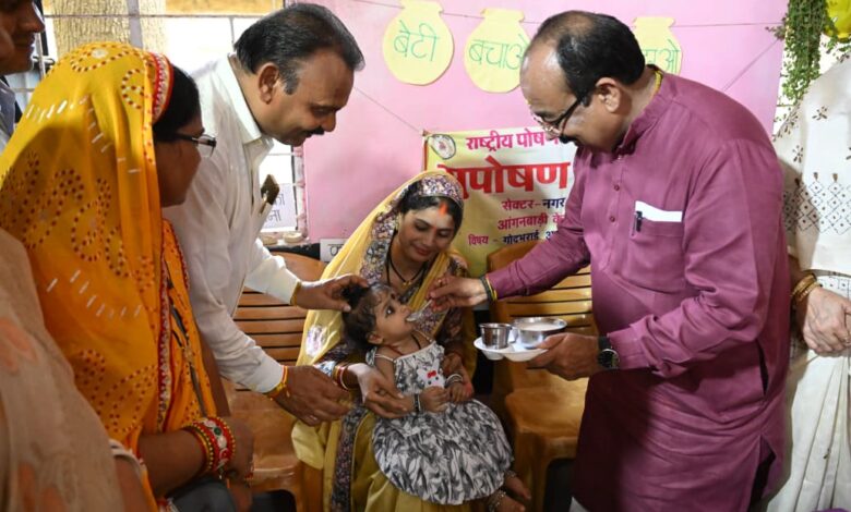 ‘बच्चों के अंदर अपना बचपना ढूंढता हूं…’ : जमीन पर बैठकर बच्चों संग खेले अरुण साव…. ‘बच्चों के अंदर अपना बचपना ढूंढता हूं…’ : जमीन पर बैठकर बच्चों संग खेले अरुण साव….