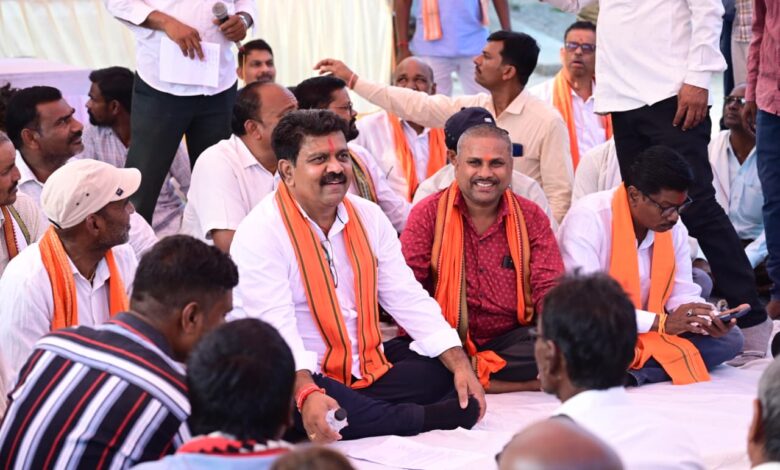 ग्रामीणों के बीच जमीन पर बैठकर उप मुख्यमंत्री विजय शर्मा ने किया आत्मीय संवाद, 74.80 लाख रुपए के विकास कार्यों की दी सौगात….