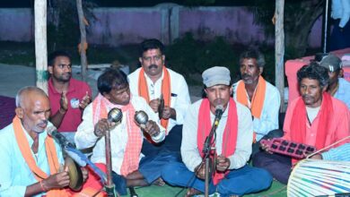 माता की भक्ति में रमे उप मुख्यमंत्री विजय शर्मा, हाथों में मंजीरा लेकर ग्रामीणों के साथ गाए जसगीत…. माता की भक्ति में रमे उप मुख्यमंत्री विजय शर्मा, हाथों में मंजीरा लेकर ग्रामीणों के साथ गाए जसगीत….