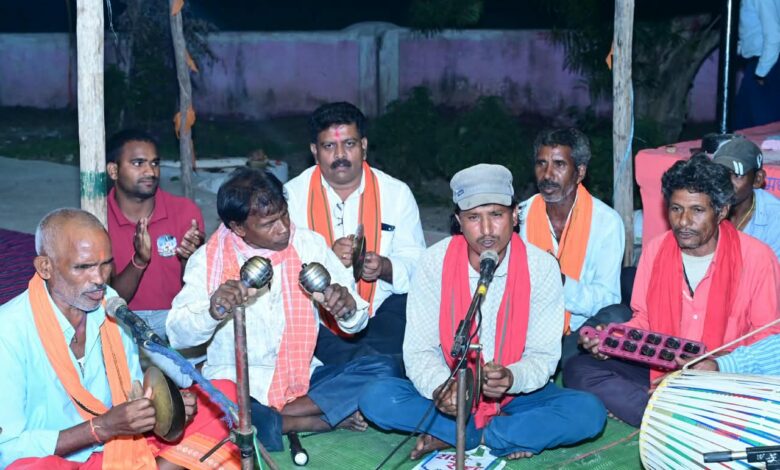 माता की भक्ति में रमे उप मुख्यमंत्री विजय शर्मा, हाथों में मंजीरा लेकर ग्रामीणों के साथ गाए जसगीत….
