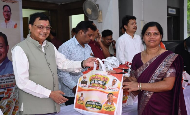 सेवा संकल्प अभियान के तहत मितानिन दीदियों का कैबिनेट मंत्री लखन लाल देवांगन ने किया सम्मान, जनसेवा में योगदान की सराहना की…. सेवा संकल्प अभियान के तहत मितानिन दीदियों का कैबिनेट मंत्री लखन लाल देवांगन ने किया सम्मान, जनसेवा में योगदान की सराहना की….