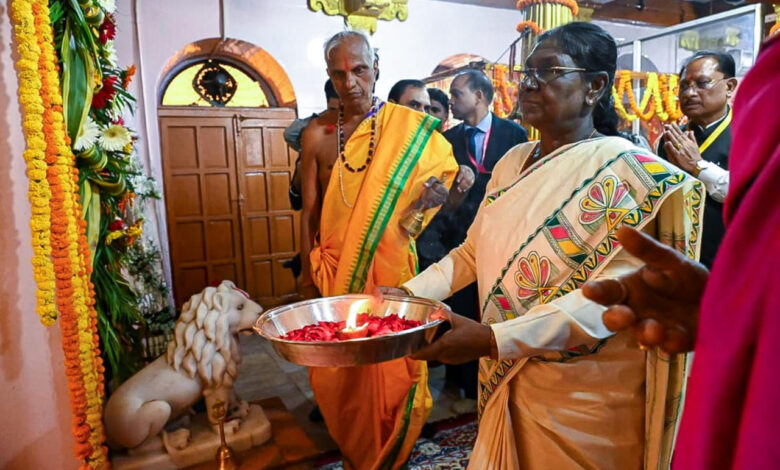 राष्ट्रपति द्रौपदी मुर्मु ने माँ दंतेश्वरी की पूजा-अर्चना कर देशवासियों की सुख-समृद्धि और खुशहाली की कामना की…. राष्ट्रपति द्रौपदी मुर्मु ने माँ दंतेश्वरी की पूजा-अर्चना कर देशवासियों की सुख-समृद्धि और खुशहाली की कामना की….