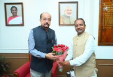 राज्यपाल रमेन डेका से छत्तीसगढ़ रेड क्रॉस समिति के अध्यक्ष ने की सौजन्य भेंट…..