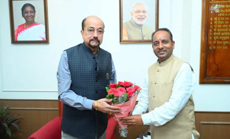 राज्यपाल रमेन डेका से छत्तीसगढ़ रेड क्रॉस समिति के अध्यक्ष ने की सौजन्य भेंट….. राज्यपाल रमेन डेका से छत्तीसगढ़ रेड क्रॉस समिति के अध्यक्ष ने की सौजन्य भेंट…..
