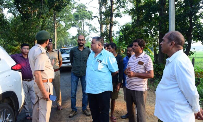 हाथी प्रभावित गांवों में पहुंचे पर्यटन मंत्री राजेश अग्रवाल, ग्रामीणों से मिलकर जाना हाल, अधिकारियों को दिए त्वरित राहत के निर्देश…..