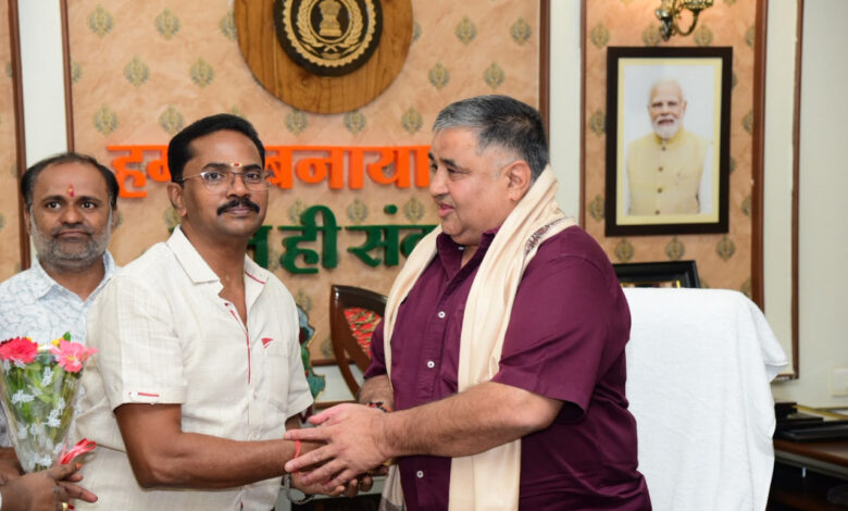 पर्यटन मंत्री राजेश अग्रवाल ने नवा रायपुर स्थित निवास कार्यालय में नागरिकों से की आत्मीय भेंट-मुलाकात…..