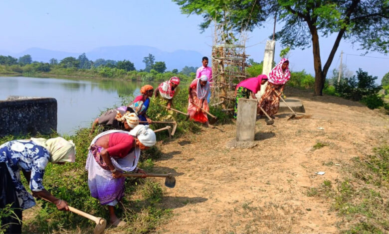 वीबी-जी राम जी योजना से संवर रहे गांव, बढ़ रहे रोजगार के अवसर, स्थानीय श्रमिकों को प्रतिदिन 300 रुपये की मजदूरी से मिल रहा आर्थिक संबल….