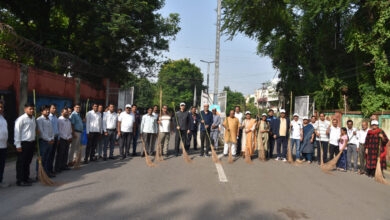 राज्यपाल रमेन डेका ने गांधी जयंती पर की साफ-सफाई….. राज्यपाल रमेन डेका ने गांधी जयंती पर की साफ-सफाई…..