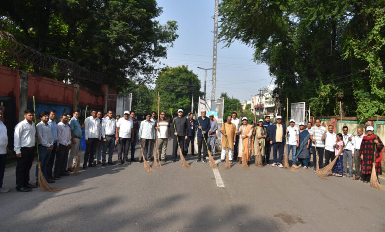 राज्यपाल रमेन डेका ने गांधी जयंती पर की साफ-सफाई…..