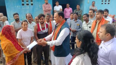 बस हादसे में मृत यात्रियों के घर-घर पहुंचे स्वास्थ्य मंत्री श्याम बिहारी जायसवाल, पुष्प अर्पित कर दी श्रद्धांजलि…. बस हादसे में मृत यात्रियों के घर-घर पहुंचे स्वास्थ्य मंत्री श्याम बिहारी जायसवाल, पुष्प अर्पित कर दी श्रद्धांजलि….