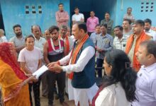 बस हादसे में मृत यात्रियों के घर-घर पहुंचे स्वास्थ्य मंत्री श्याम बिहारी जायसवाल, पुष्प अर्पित कर दी श्रद्धांजलि….