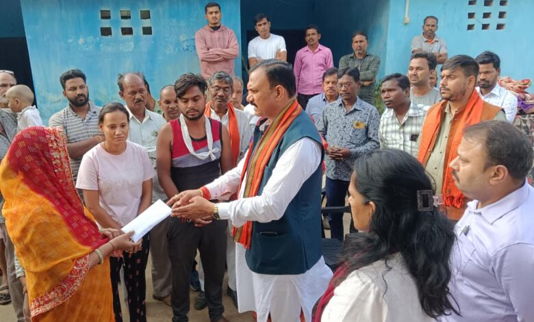 बस हादसे में मृत यात्रियों के घर-घर पहुंचे स्वास्थ्य मंत्री श्याम बिहारी जायसवाल, पुष्प अर्पित कर दी श्रद्धांजलि…. बस हादसे में मृत यात्रियों के घर-घर पहुंचे स्वास्थ्य मंत्री श्याम बिहारी जायसवाल, पुष्प अर्पित कर दी श्रद्धांजलि….