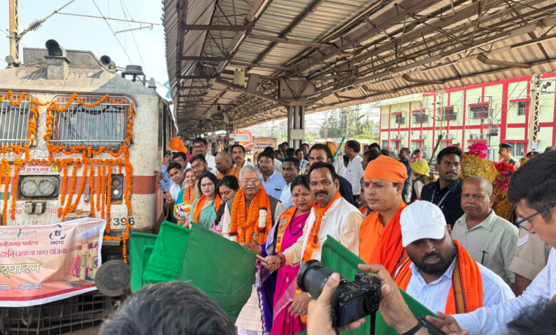 बिलासपुर संभाग के 850 श्रद्धालु विशेष ट्रेन से अयोध्या धाम रवाना, ’मुख्यमंत्री विष्णु देव साय के नेतृत्व में श्री रामलला दर्शन योजना से श्रद्धालुओं को मिल रहा निःशुल्क तीर्थयात्रा का अवसर’…..