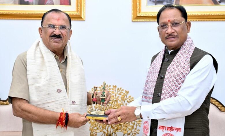 मुख्यमंत्री विष्णु देव साय से राजस्थान विधानसभा अध्यक्ष वासुदेव देवनानी ने की सौजन्य भेंट….