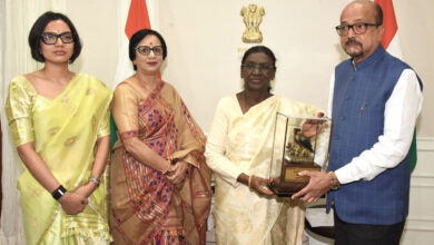 राष्ट्रपति द्रौपदी मुर्मु को राज्यपाल रमेन डेका ने भेंट की पहाड़ी मैना की प्रतिकृति….. राष्ट्रपति द्रौपदी मुर्मु को राज्यपाल रमेन डेका ने भेंट की पहाड़ी मैना की प्रतिकृति…..